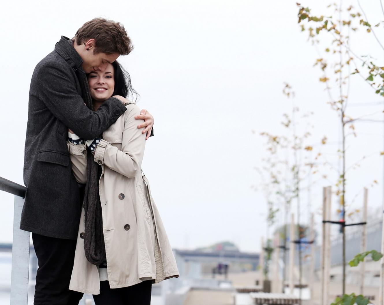 Parent et enfant dans une conversation authentique